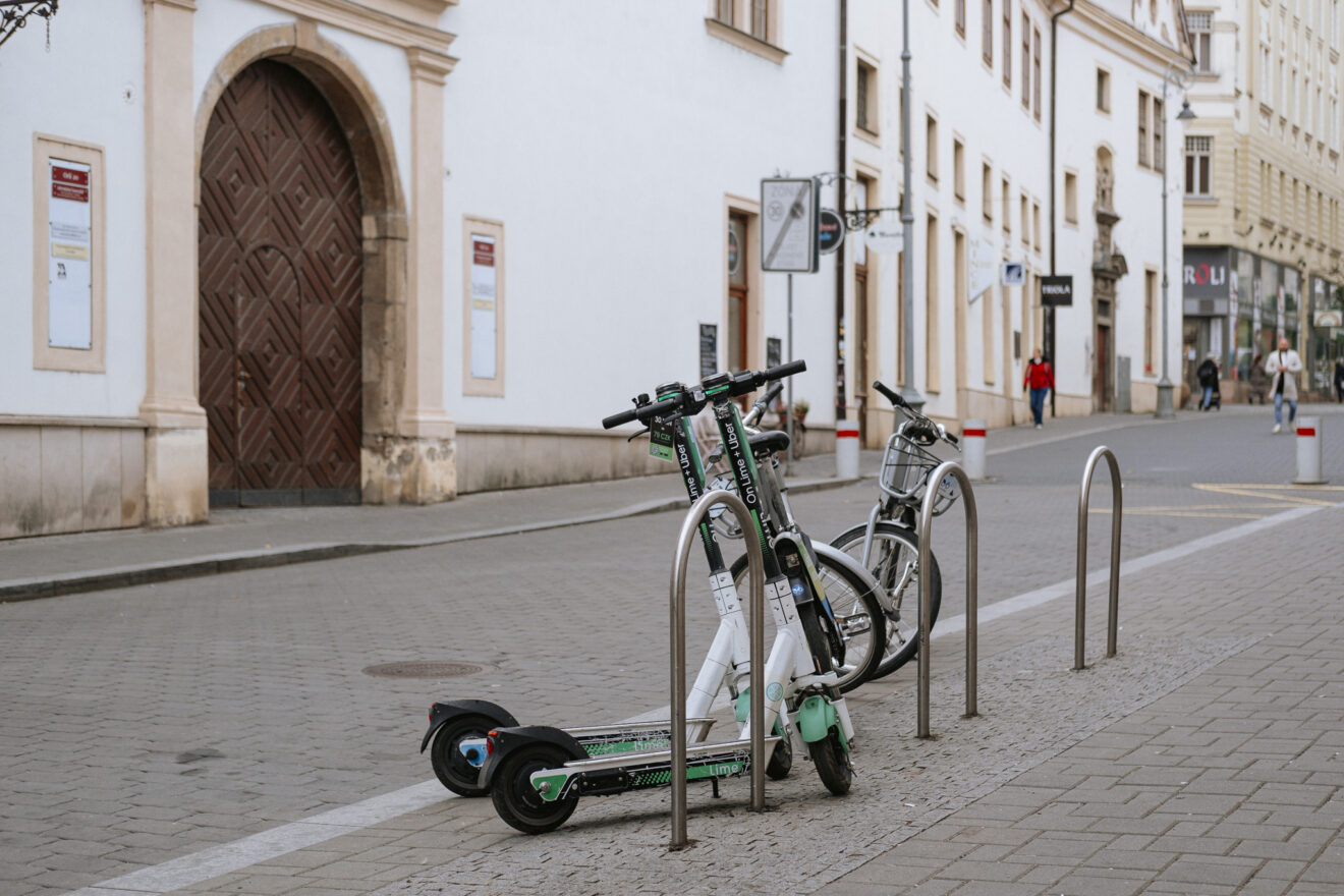 Brno má nový standard odkládacích míst pro jízdní kola a koloběžky