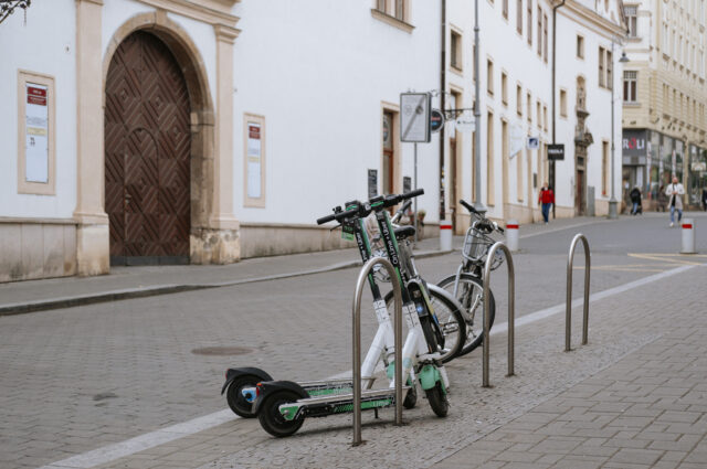 Brno má nový standard odkládacích míst pro jízdní kola a koloběžky